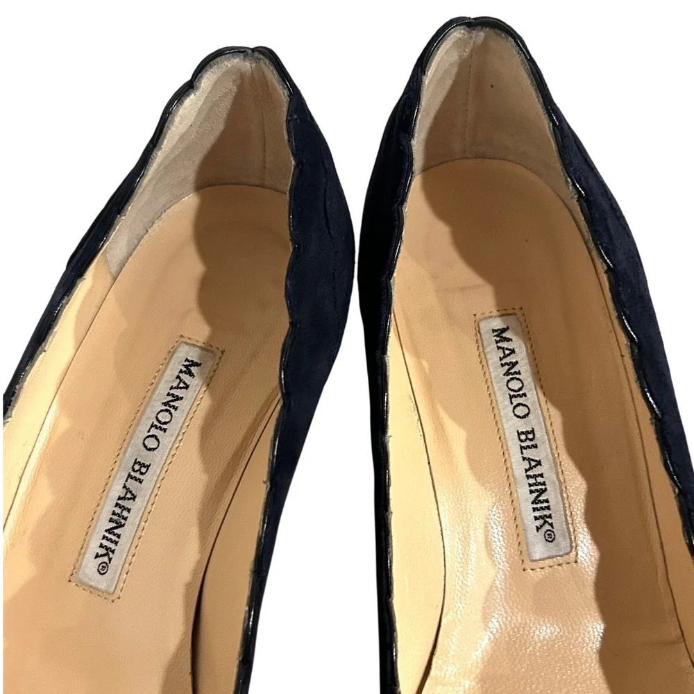 Manolo Blahnik Scalloped Navy Suede Pointed Toe Kitten Heel Pumps 37 7 Old Money